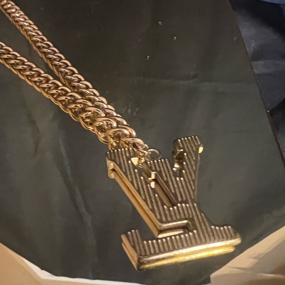 Louis Vuitton LV Pendant Necklace - Picture 5 of 7
